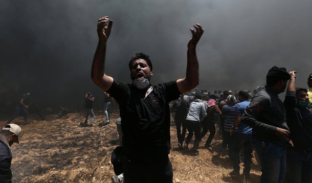 Manifestantes palestino durante protesto na fronteira de Israel com a Faixa de Gaza 14/05/2018 REUTERS/Ibraheem Abu Mustafa - RC15F6B2EBB0