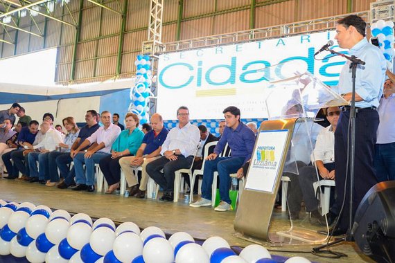 O deputado federal Thiago Peixoto (PSD) afirmou nesta quinta-feira, durante a entrega de benefícios pela administração estadual em Luziânia que o governador José Eliton começa bem o seu mandato ao priorizar área social e que sua gestão tem os olhos voltados para o futuro; em pronunciamento, o parlamentar afirmou ainda que o governador atua pautado pela "solidariedade e pelo carinho ao próximo"