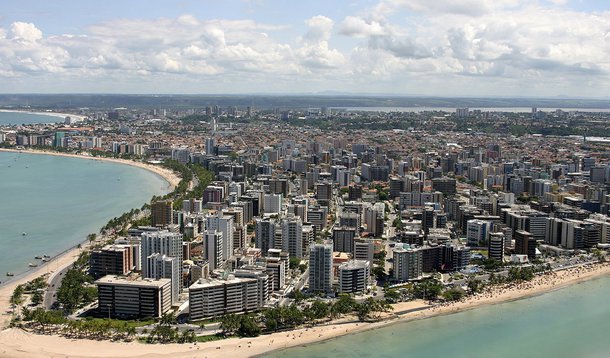 Os números da Pesquisa do Endividamento e Inadimplência do Consumidor (PEIC) revelam uma redução de 0,45% no endividamento; já a inadimplência dos devedores aumentou 28%; em março 189.590 maceioenses (63,4% da população economicamente ativa) tinham alguma dívida; no mês seguinte, em abril, houve uma leve queda para 188.742 (63,1%)