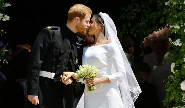 O príncipe Harry e a norte-americana Meghan saíram em um desfile de carruagem pela cidade de Windsor depois de se casarem neste sábado em uma cerimônia deslumbrante diante da realeza britânica, celebridades e da audiência global; O casal se beijou nos degraus da Capela de St George antes de subirem em uma carruagem aberta do século 19 para andarem por Windsor, onde milhares de pessoas aguardavam pelas ruas para ver os recém-casados