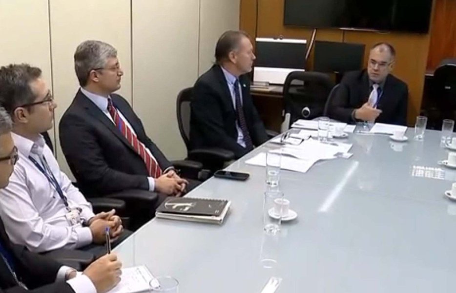 Uma comitiva formada por prefeitos e parlamentares gaúchos tentou, em Brasília, mas não conseguiu fazer com que técnicos do Tribunal de Contas da União mudassem as regras para os contratos das empresas responsáveis pela duplicação da BR-116 no estado; de acordo com o TCU, os contratos não podem sofrer reajustes além dos previstos anualmente, a não ser que fique comprovado desequilíbrio financeiro