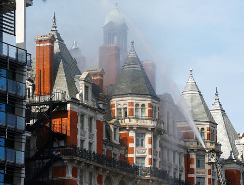 Vinte viaturas de bombeiros e 120 bombeiros e oficiais foram acionados devido a um incêndio no teto de um hotel em Knightsbridge, no centro de Londres, informou a brigada de incêndios da cidade 