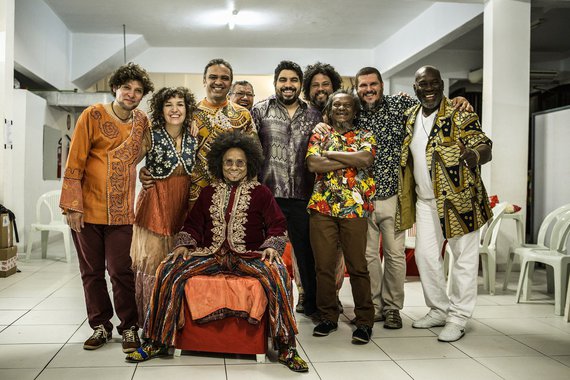 "Estado de Poesia" é um disco que une o homem apaixonado e fascinado pelas causas sociais ao poeta e compositor de uma maneira sem precedentes; num mesmo projeto, Chico César cria, compõe e toca com artistas de várias gerações e vertentes da música nacional, principalmente de sua terra natal, a Paraíba