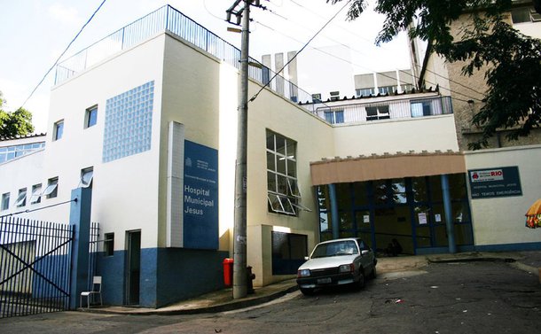 Policiais civis e representantes do MPE do Rio de Janeiro cumpriram dois mandados de prisão contra acusados de desviar recursos da saúde pública municipal; esquema envolvia contratos firmados entre o Município do Rio e a Fundação Bio-Rio; segundo o Ministério Público, o total dos desvios ultrapassou R$ 6 milhões em dois anos