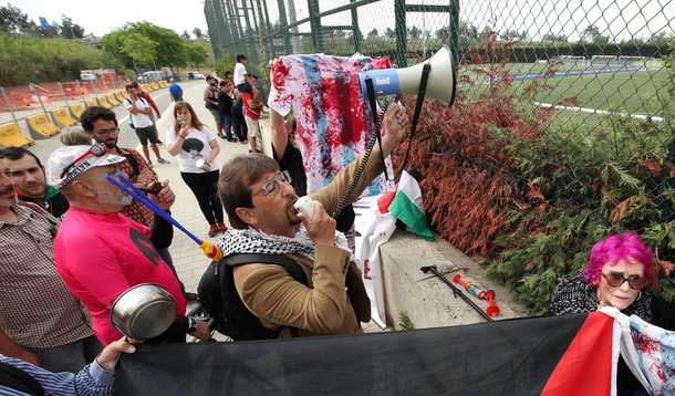 Quando se mistura política com esporte, o resultado nunca é bom. Neste caso, um desastre para os fãs do futebol que perdem a oportunidade de ver Messi e companheiros jogando