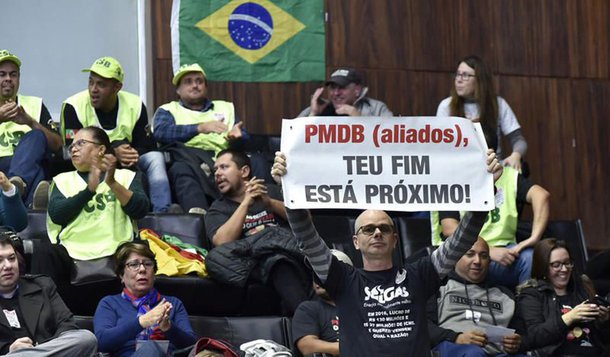 Os deputados gaúchos rejeitaram o Projeto do Executivo que reduziria de 150 para 90 dias o prazo para convocar plebiscito em ano eleitoral; com isso, governo de José Ivo Sartori (MDB) não poderá consultar a população sobre a privatização ou federalização da Companhia Estadual de Energia Elétrica (CEEE), da Companhia Riograndense de Mineração (CRM) e da Sulgás