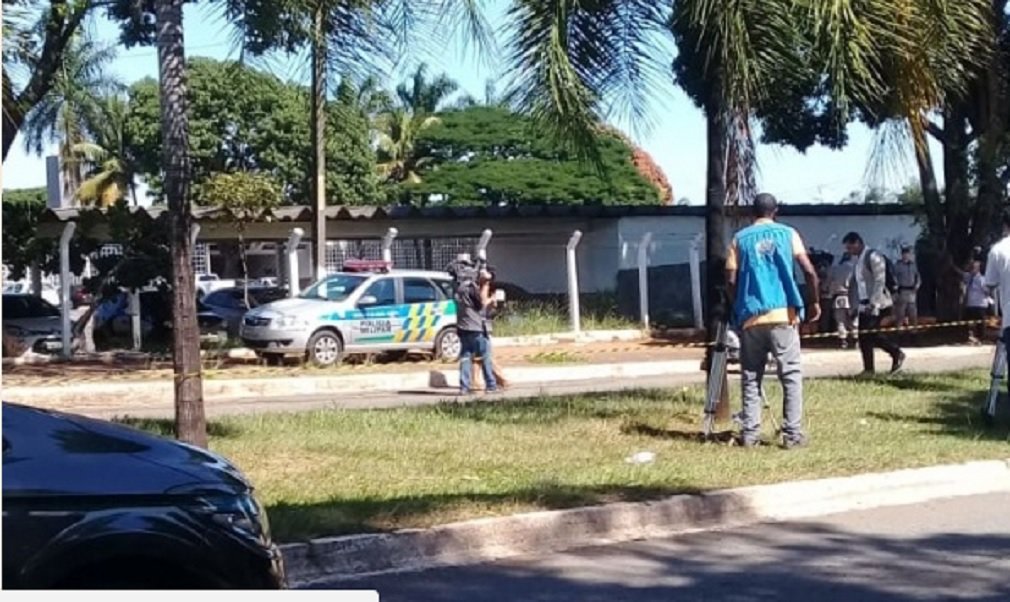 "O incêndio ocorreu em um alojamento do Centro de Internação que culminou com a morte de nove adolescentes infratores e um ferido, que foi levado para o Hugol. O fogo foi provocado pelos internos, que estavam no alojamento. A Superintendência de Polícia Técnico-Científica, por seus peritos compareceu imediatamente no local. As primeiras providências possíveis para combater o foco de incêndio foram tomadas de imediato pelos agentes socioeduativos da unidade, que conseguiram evitar um dano ainda maior", diz a nota divulgada pelo governo de Goiás
