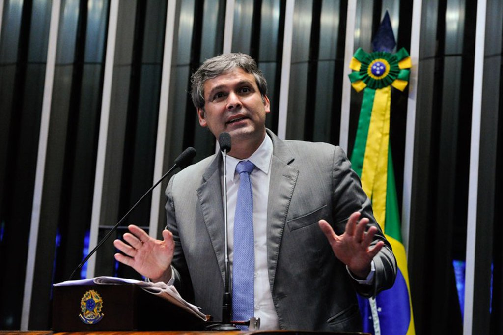 "A intimação para depoimento de @GuilhermeBoulos é mais uma cena do grotesco espetáculo de criminalização da esquerda, além de vingança contra o MTST, que DESMORALIZOU a farsa do 'triplex de luxo' inventada por Moro para condenar Lula. Estamos juntos, Boulos!", escreveu no Twitter o senador Lindbergh Farias (PT-RJ)