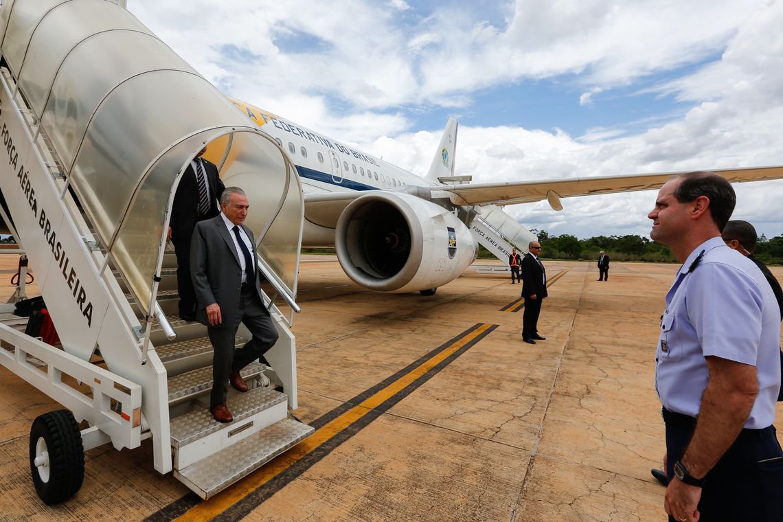 A greve dos caminhoneiros que paralisa o País pelo quinto dia consecutivo atingiu também a logística do governo; o avião Airbus ACJ319, responsável por transportar Michel Temer não tem combustível suficiente para viagens de longa duração; "Se o presidente precisar se deslocar para um destino longo, terá muita dificuldade", disse uma fonte ligada à Presidência da República ao colunista Domingos Fraga