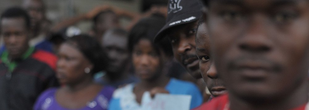 Os negros e negras, outrora escravizados, estão presos ao preconceito, ao estigma, à eterna suspeição, a menores e piores condições de trabalho e a morar nas zonas mais violentas. Um verdadeiro genocídio ocorre no Brasil, devido a uma formação racista do nosso Estado nacional