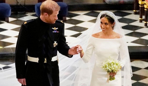A cobertura da imprensa brasileira sobre o casamento inglês escancarou a vassalagem do nosso jornalismo; gastou-se uma energia inédita para se dizer os clichês mais infames acerca do matrimônio real; é a linha de raciocínio do jornalista Leandro Fortes, que diz: “ainda tem gente que se surpreende com Moro entalado num smoking, fazendo cosplay de super-jeca”