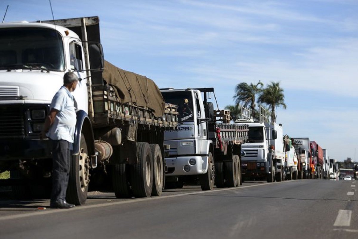 Os protestos de caminhoneiros contra o aumento do preço dos combustíveis já resultaram em interdições de rodovias federais em pelo menos 13 estados. No Ceará, os caminhoneiro fizeram a interdição no km 419 da BR-020, próximo a Maracanaú. As manifestações foram anunciadas na sexta-feira (18) pela Associação Brasileira de Caminhoneiros (ABCam) e pela Confederação Nacional dos Transportadores Autônomos (CNTA)