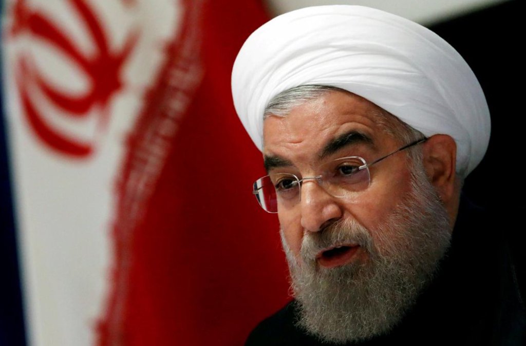 
O presidente iraniano, Hassan Rouhani, declarou que os EUA, ao expressar novas demandas de Teerã, não podem tomar decisões pelo mundo inteiro; secretário de Estado dos EUA, Mike Pompeo, fez um discurso estabelecendo uma lista de 12 exigências ao Irã após depois da saída unilateral de Washington dos acordos internacionais sobre o programa nuclear iraniano; "Quem são vocês para decidir pelo Irã e pelo mundo inteiro?", teria respondido o presidente iraniano
