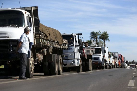 Os protestos de caminhoneiros contra o aumento do preço dos combustíveis já resultaram em interdições de rodovias federais em pelo menos 13 estados. No Ceará, os caminhoneiro fizeram a interdição no km 419 da BR-020, próximo a Maracanaú. As manifestações foram anunciadas na sexta-feira (18) pela Associação Brasileira de Caminhoneiros (ABCam) e pela Confederação Nacional dos Transportadores Autônomos (CNTA)