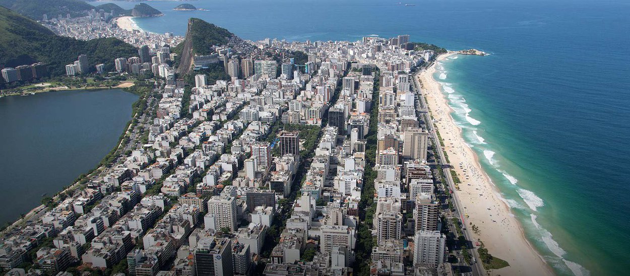 Com vistas para o centro de Buenos Aires por um lado e para o Río de la Plata por outro, Puerto Madero é o bairro mais exclusivo e mais caro da América Latina; o metro quadrado nesse distrito é cotado a US$ 7.038, segundo um site de buscas de imóveis chamado Properati, que atua na Argentina, no Brasil, no Chile, no México, no Peru e no Uruguai. Em segundo lugar aparece o bairro de Ipanema, no Rio de Janeiro, onde o metro quadrado custa US$ 6.668; o terceiro lugar é da Vila Nova Conceição, em São Paulo, com US$ 4.974