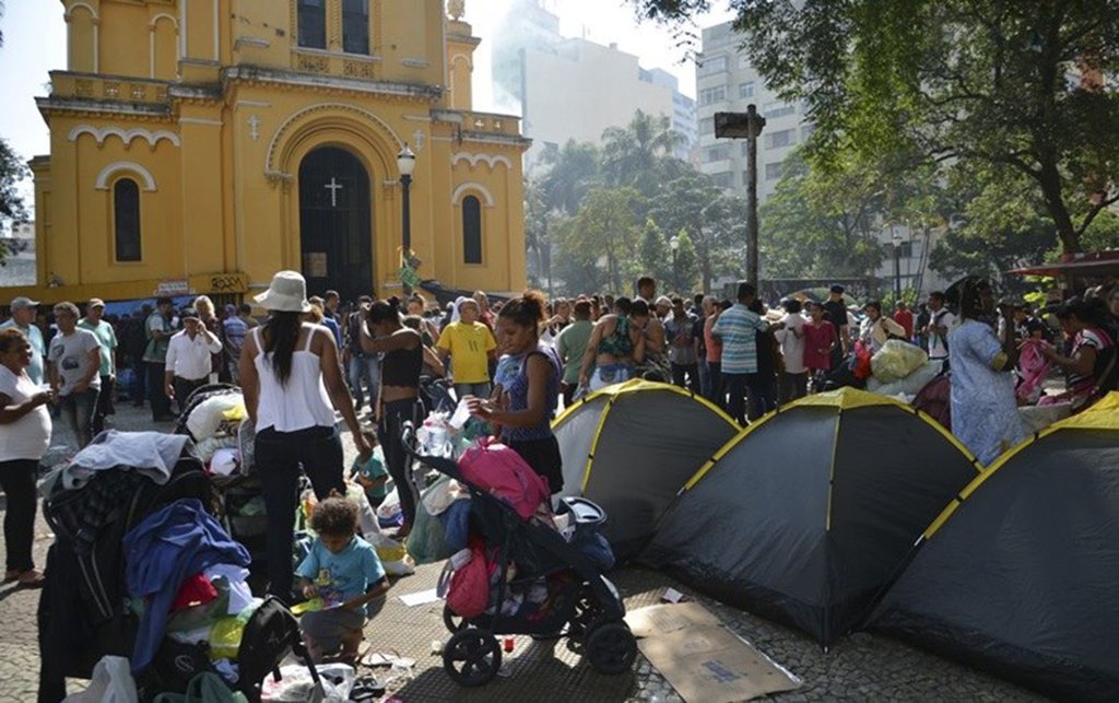 Crianças podem ser afastadas do convívio das famílias que moravam no prédio que desabou em São Paulo, no dia 1º e que, passadas duas semanas da tragédia, seguem acampadas no Largo do Paissandu, no centro da capital; de acordo com o MP, há riscos ao menores, por conta da situação de vulnerabilidade das instalações; os pais prometem resistir