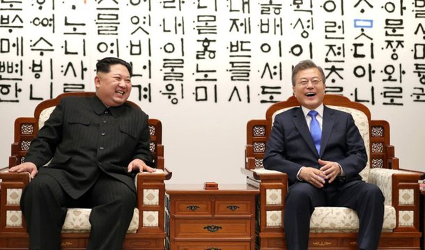 Presidente sul-coreano, Moon Jae-in, e líder norte-coreano, Kim Jong Un 27/04/2018 Korea Summit Press Pool/Pool via Reuters