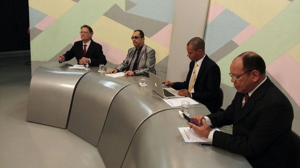 O vereador Jorge Kajuru soltou a bomba no Roda de Entrevista desta terça-feira, na nova TBC. No segundo bloco, ele revelou que pode mudar totalmente seu plano na política neste ano e ser candidato ao governo de Goiás; “Ontem estive reunido com quatro partidos além do meu (PRP). Apresentaram a mim uma pesquisa do Datafolha em que brancos e nulos ganham em Goiás. Nessa pesquisa para governador, eu estou como pré-candidato e tenho 19,5% e o Marconi 27,8%”, revelou; “E no Datafolha eu acredito, ele não mente, ninguém compra o Datafolha”, disse