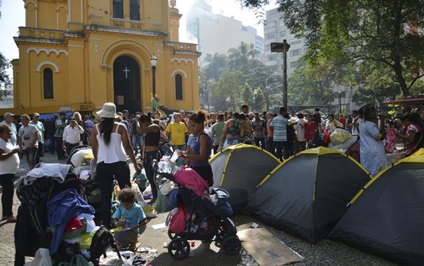 Crianças podem ser afastadas do convívio das famílias que moravam no prédio que desabou em São Paulo, no dia 1º e que, passadas duas semanas da tragédia, seguem acampadas no Largo do Paissandu, no centro da capital; de acordo com o MP, há riscos ao menores, por conta da situação de vulnerabilidade das instalações; os pais prometem resistir