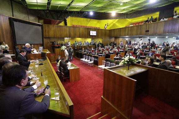 A bancada de oposição na Assembleia participará da comissão de parlamentares que irá a Brasília pedir ao presidente da Caixa Econômica Federal (CEF) a liberação dos recursos dos empréstimos contraídos pelo governo do Piauí; oposicionistas agora dizem que nunca foram contra a liberação dos recursos e defendem que o Tribunal de Contas do Estado fiscalize a aplicação
