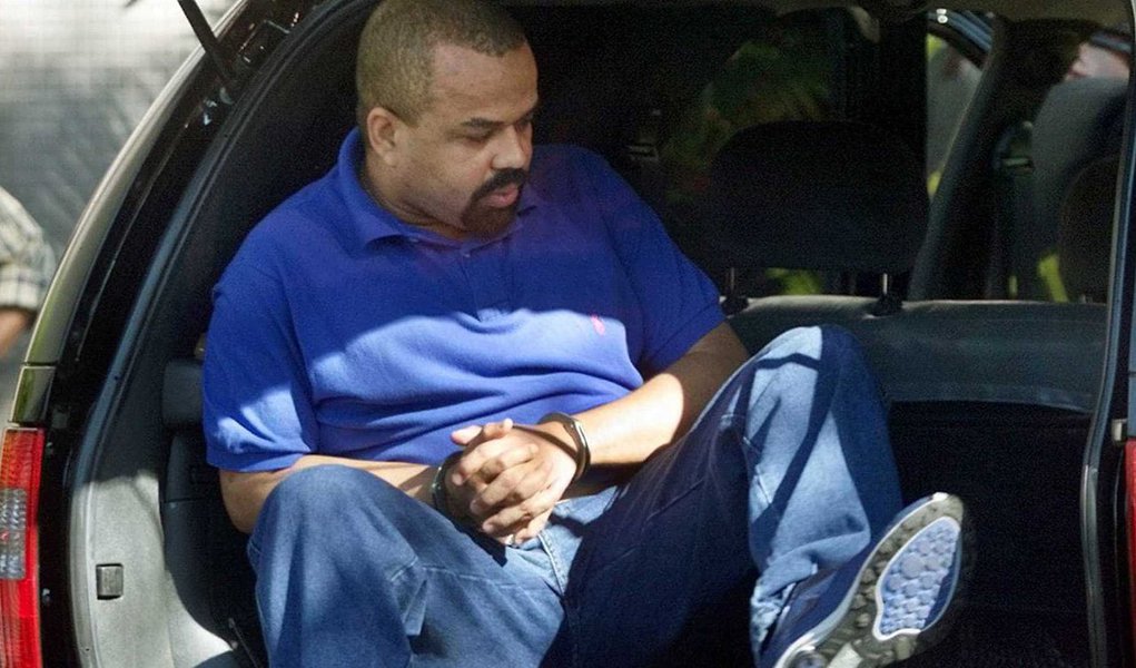 O juiz da Vara de Execuções Penais do Rio, Rafael Estrela, decidiu manter Fernandinho Beira-Mar por mais um ano no presídio e Porto Velho (RO); ele argumenta que Beira-Mar, por ser uma das lideranças de uma facção criminosa, sua distância dificulta articulações com comparsas que estão fora da cadeia e que o contexto atual da violência no Rio reforça que a medida de manter Beira-Mar em Rondônia é imprescindível