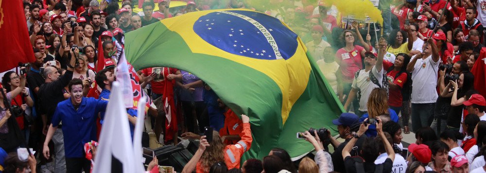 03/10/2015 - São Paulo - SP - Manifestantes da CUT realizaram um protesto “em defesa da Petrobras e da democracia” na manhã deste sábado (3) na Avenida Paulista. Foto: