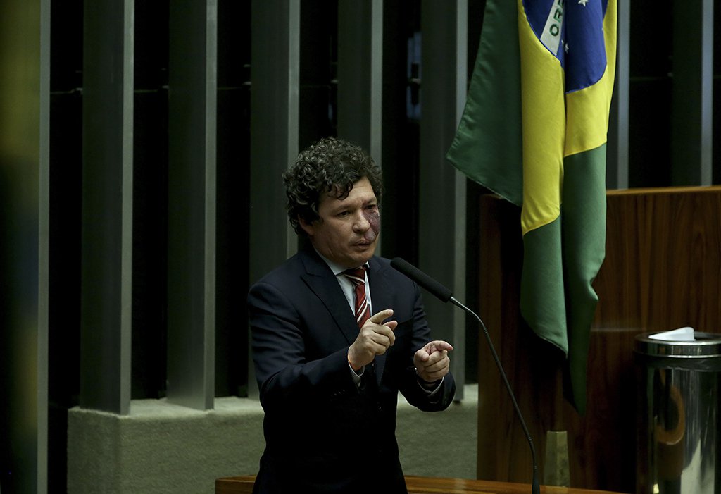 Brasília - Deputado Reginaldo Lopes (PT/MG) durante sessão de discussão do processo de impeachment de Dilma, no plenário da Câmara (Wilson Dias/Agência Brasil)