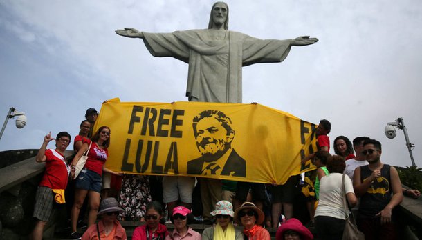 O escritor e jornalista Juan Arias publica artigo no jornal El País em que denuncia os níveis de absurdo presentes na situação política do Brasil; Arias cita a pesquisa CNT/MDA, em que o ex-presidente Luís Inácio Lula da Silva aparece com liderança avassaladora em todos os cenários; o escritor espanhol diz ser difícil para um estrangeiro entender o que se passa no Brasil; ele diz ainda que a justiça brasileira deveria decidir de uma vez por todas esse impasse jurídico acerca da legalidade da candidatura de Lula. Para Juas Arias, não se pode continuar “brincando com fogo”