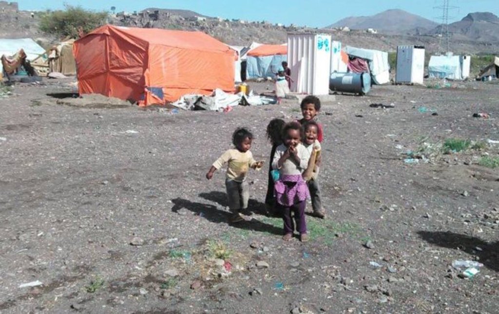O Iêmen, um dos países mais pobres da região do Oriente Médio, enfrenta uma guerra civil sustentada por divisões internas. A guerra converteu-se em um verdadeiro tabuleiro onde enfrentam-se os interesses dos países maiores, mas, diferentemente do conflito Sírio, no entanto, a violência no Iêmen não parece comover tanto a mídia hegemônica