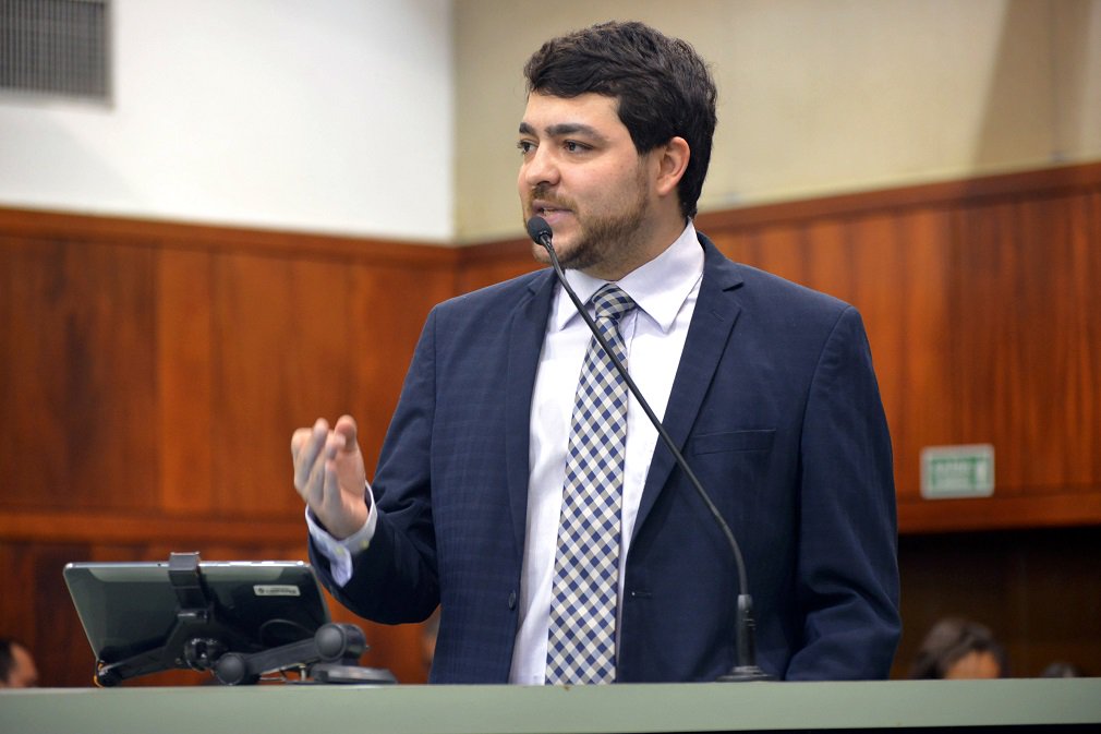 O deputado Henrique Arantes (PTB) criticou nesta quarta-feira,16, a senadora Lúcia Vânia (PSB) por julgar que tem direito hereditário à candidatura à reeleição ao Senado; ele defendeu o nome do ex-senador petebista Demóstenes Torres como candidato ao Senado; “Acredito que o direito à reeleição não é natural e qualquer candidatura deve ser definida de acordo com as normas de cada partido. O PTB apoiará dois candidatos a senador da nossa coligação, formada por cerca de 18 partidos. Nós defendemos que um dos candidatos candidato seja Demóstenes Torres”, afirmou