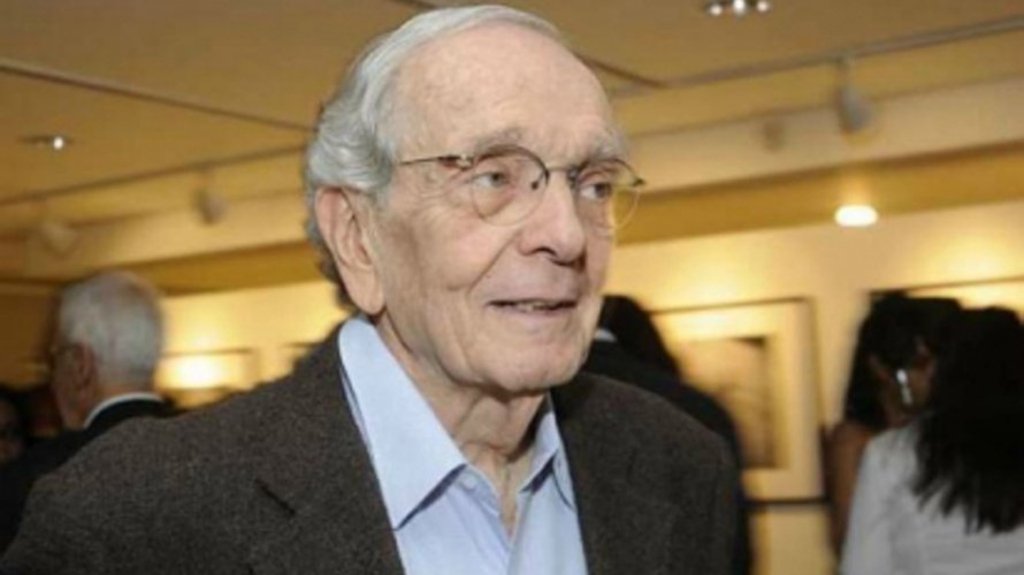 O corpo do jornalista Alberto Dines, um dos mais importantes profissionais da imprensa brasileira, foi enterrado no Cemitério Israelita de Embu das Artes, região metropolitana de São Paulo; Dines morreu aos 86 anos em decorrência de uma gripe que evolui para pneumonia e faleceu devido a problemas respiratórios