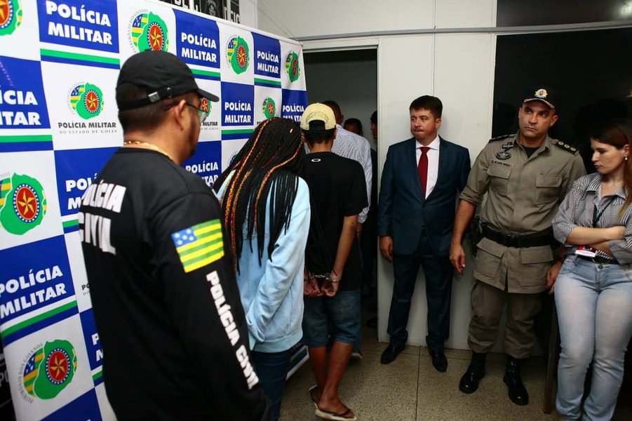 A integração entre as polícias Civil e Militar garantiu rapidez na prisão da associação criminosa responsável pela morte da advogada Laís Fernanda Araújo Silva; uma mulher foi presa e dois menores apreendidos. Eles foram apresentados na tarde deste sábado (19) pelo secretário de Estado da Segurança Pública, Irapuan Costa Júnior e pelos comando da Polícia Militar e da Polícia Civil na Delegacia Estadual de Investigações Criminais (Deic), no Setor Cidade Jardim, em Goiânia; o crime foi cometido no dia 10 de maio, no Setor Alto da Glória, em Goiânia