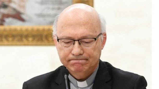 Depois de se reuniram por três dias com o papa no Vaticano para tratar dos erros e omissões na gestão dos casos de abusos nos quais estava envolvido o bispo chileno Juan Barros, os 34 bispos chilenos decidiram pedir demissão; a demissão em massa de bispos é sem precedentes na história da Igreja Católica; "colocamos nossos postos nas mãos do Santo Padre e deixaremos que ele decida livremente por cada um de nós", informaram os bispos em uma coletiva de imprensa no Vaticano; eles também pediram perdão ao Chile, às vítimas de abusos e ao papa