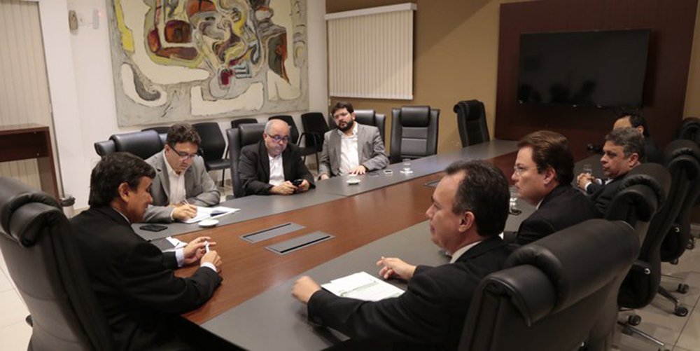 O governo do Piauí assinou termo de cooperação com o Ministério da Previdência que possibilitará o cruzamento de dados dos funcionários do Estado com a base do INSS; objetivo é verificar especificamente a acumulação ilegal de cargos e de benefícios públicos e de benefícios entre os regimes de previdência federal e estadual, e a ocorrência de mortes não informadas, bem como o descumprimento das legislações 