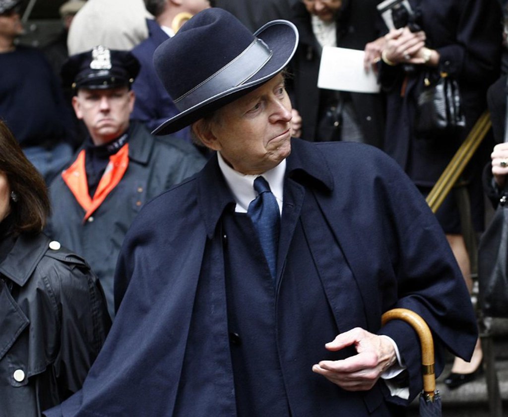 Tom Wolfe, um pioneiro do “new journalism” que capturou o humor e a cultura dos EUA durante cinco décadas com livros que incluem “A Fogueira das Vaidades”, “The Right Stuff” e “The Electric Kool-Aid Acid Test”, morreu aos 88 anos, informou seu agente; Wolfe morreu de uma infecção não-especificada em um hospital de Nova York, disse seu agente Lynn Nesbit