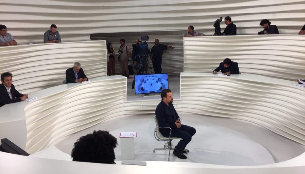 A mudança no Roda Viva, na TV Cultura, não foi só de âncora; direção da emissora trocou Augusto Nunes por Ricardo Lessa para retomar o tom pluralista da atração, garantir a presença de negros e mulheres e sacudir a lista de convidados; estratégia tem surtido efeito nas redes sociais, mas não na audiência; entrevista com o presidenciável Guilherme Boulos rendeu 0,5 ponto na Grande São Paulo ou 35 mil domicílios