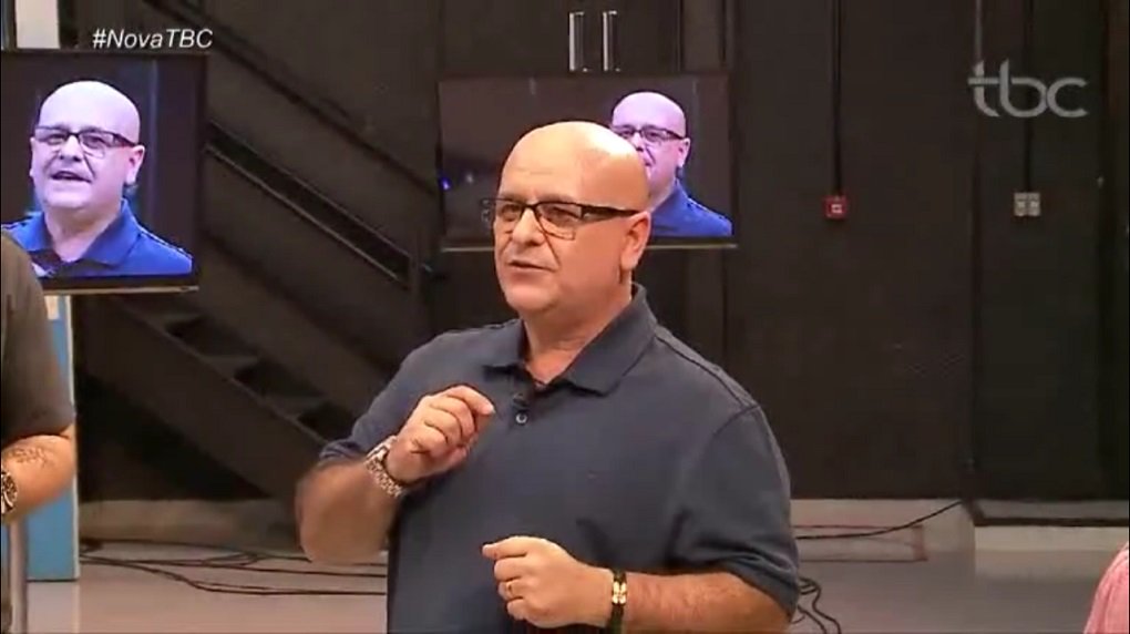 O programa Goiás + Enem na TV, que chega à sua terceira edição na nova TBC, no próximo domingo (20), tem sido aprovado e elogiado por professores e alunos; “É um ganho muito grande. Para o aluno, é muito importante saber que ele tem mais uma ferramenta a seu favor para fazer uma prova tranquila e de sucesso”, afirmou a professora e diretora do Colégio Estadual Dom Fernando I, Idaliza Brasil; aulas dão dicas importantes para os alunos que vão fazer o Enem 2018; “Essas aulas na TV, junto com as aulas na escola, possibilitam que a gente tenha maior chances de entrar na faculdade”, afirmou a estudante Verônica Teles. A estudante Thays Sthefany acrescenta que as aulas na TV são “um reforço para o nosso conhecimento”