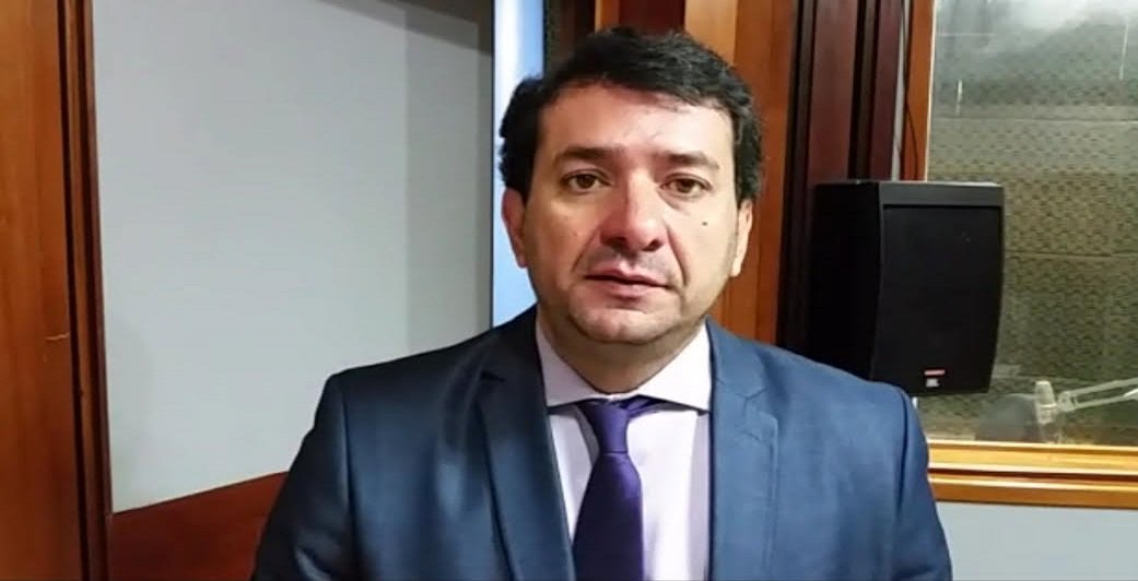 O secretário particular do prefeito Íris Rezende, Carlos Júnior, participou ao vivo do programa O Mundo em Sua Casa nesta quarta-feira (23), na nova RBC; em entrevista, o presidente metropolitano do MDB falou sobre a Comissão Especial de Inquérito (CEI) da saúde e denunciou a chamada "indústria do voto"; ao ser questionado sobre o relatório do vereador Elias Vaz (PSB), Carlos Júnior afirmou que a “indústria do voto" na secretaria municipal de Saúde vem de outras gestões; “Sou presidente do MDB e tinham deputados nossos que tinham os famosos check-in aqui em Goiânia", disse