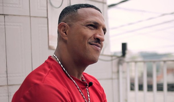 Dois anos depois de Dilma ter sido afastada do cargo, vale lembrar vídeo feito à época pelo rapper Mano Brown, durante um show dos Racionais, no Rio de Janeiro; "Eu vi a população virar as costas pra Dilma. Eu vi o poder de uma televisão num País de terceiro mundo... elegem e derrubam quem eles querem", disse; "A gente tá usando todo tipo de droga: cocaína, maconha ... novela da globo, jornal nacional", criticou ainda; reveja