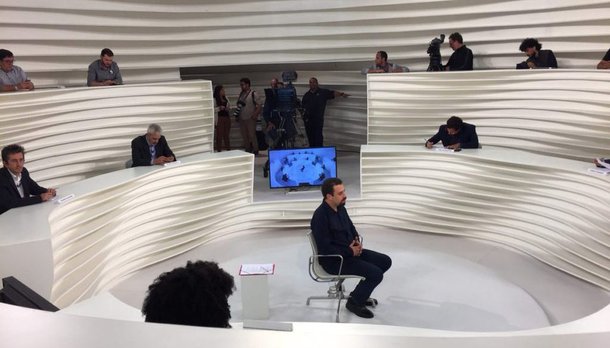A mudança no Roda Viva, na TV Cultura, não foi só de âncora; direção da emissora trocou Augusto Nunes por Ricardo Lessa para retomar o tom pluralista da atração, garantir a presença de negros e mulheres e sacudir a lista de convidados; estratégia tem surtido efeito nas redes sociais, mas não na audiência; entrevista com o presidenciável Guilherme Boulos rendeu 0,5 ponto na Grande São Paulo ou 35 mil domicílios