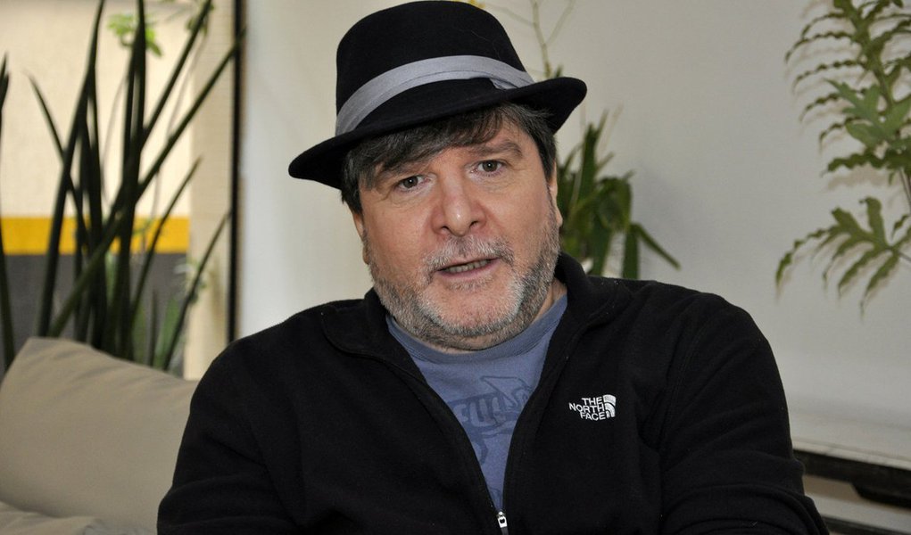 O escritor Marcelo Rubens Paiva publicou um tuíte em que questiona o tratamento que o ex-presidente Luiz Inácio Lula da Silva recebe da Polícia Federal; ele diz: “onde está dito que a PF tem o dever de encarcerar condenados da Justiça? Pode-se amar ou detestar Lula, mas não passaram do ponto, não?”; Paiva manifesta preocupação com as condições mínimas de Lula: “ele está sozinho, num andar, sem visitas; e banho de sol eventuais sem companhia”
