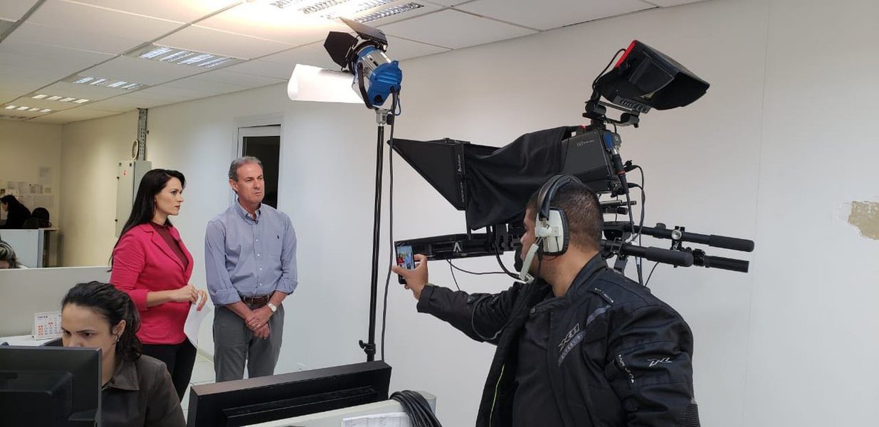 O presidente da Sociedade Goiana de Pecuária e Agricultura (SGPA), Tasso Jayme, visitou na manhã desta segunda-feira (21) a nova estrutura da TV Brasil Central (TBC) e da Rádio Brasil Central (RBC); acompanhado pelo presidente da Agência Brasil Central (ABC), João Bosco Bittencourt, Tasso Jayme conheceu de perto todas as instalações e um pouco da história dos mais tradicionais veículos de comunicação de Goiás; “Para nós da SGPA é uma honra conhecer essas instalações modernas. Confesso que fiquei surpreso. Eu não tinha noção do tamanho, da tecnologia e da expansão pela qual passou a TBC”, afirmou o presidente da SGPA, Tasso Jayme, em entrevista para os telejornais diários da TBC e RBC