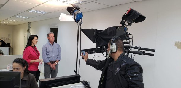 O presidente da Sociedade Goiana de Pecuária e Agricultura (SGPA), Tasso Jayme, visitou na manhã desta segunda-feira (21) a nova estrutura da TV Brasil Central (TBC) e da Rádio Brasil Central (RBC); acompanhado pelo presidente da Agência Brasil Central (ABC), João Bosco Bittencourt, Tasso Jayme conheceu de perto todas as instalações e um pouco da história dos mais tradicionais veículos de comunicação de Goiás; “Para nós da SGPA é uma honra conhecer essas instalações modernas. Confesso que fiquei surpreso. Eu não tinha noção do tamanho, da tecnologia e da expansão pela qual passou a TBC”, afirmou o presidente da SGPA, Tasso Jayme, em entrevista para os telejornais diários da TBC e RBC