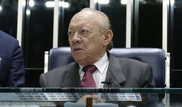 Pré-candidata ao governo do Maranhão, Roseana Sarney está exigindo o controle da sigla no estado, hoje presidida pelo senador João Alberto; apesar de ser um antigo aliado de José Sarney, o senador vem perdendo espaço dentro do grupo, inclusive viu o deputado federal Sarney Filho (PV) pegar sua vaga como pré-candidato ao Senado; quem tiver o MDB em suas mãos controla o Fundo Partidário