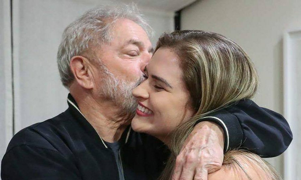 Pré-candidata ao governo de Pernambuco pelo PT, a vereadora do Recife Marília Arraes, que registra 15,5% das intenções de voto, percentual semelhante ao do atual governador Paulo Câmara (PSB) que deseja a reeleição, ganhou força com a decisão de Lula de se lançar candidato ao Planalto; apesar disso, ela corre o risco de ver sua candidatura limada em função da possibilidade de uma aliança nacional entre PT e PSB; presidente do PT, senadora Gleisi Hoffmann (PR), já sinalizou que as pendências em Pernambuco sejam resolvidas internamente pelo próprio diretório pernambucano
