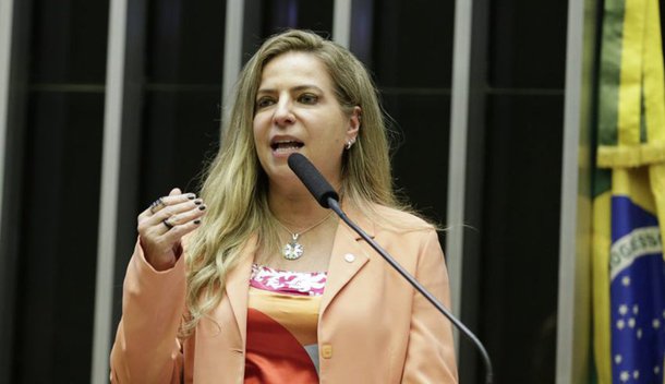 A ex-prefeita de Fortaleza e deputada federal Luizianne Lins (PT) rechaçou a possibilidade de o ex-governador Ciro Gomes (PDT) representar a esquerda na eleição presidencial. "De jeito nenhum!", disse; "Eu não acho que ele tenha trajetória de esquerda, que ele tenha pensamentos de esquerda, eu não acho que tem sintonia com a esquerda brasileira, muito menos acho que o PT o apoiaria ou sairia como vice dele"