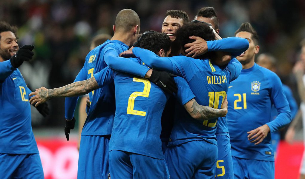 Os jogadores da Seleção Brasileira apresentam-se nesta segunda (21) à Granja Comary, complexo localizado em Teresópolis onde a equipe fará a preparação para o Mundial; a apresentação acontece sob indiferença da população, apesar de toda campanha que o jornalismo promocional realiza insistentemente; o fato, a menos de um mês da estreia do Brasil em 17 de junho, tem deixado os jornalistas esportivos perplexos; ao mesmo tempo, as camisas amarelas da Seleção sumiram das ruas; para os artistas André Jung (Ira) e João Gordo (Ratos do Porão) o motivo é a identidade do uniforme da seleção com o golpe e a classe média preconceituosa