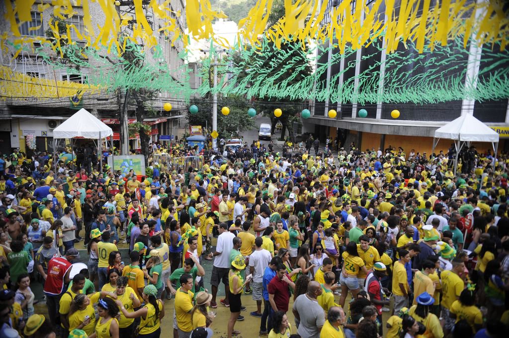 A Nike armou uma feira livre numa ruazinha sem saída aqui ao lado para a gravação de um comercial da Copa. Por enquanto a Copa é apenas um comercial da Nike, do Tite e da Globo