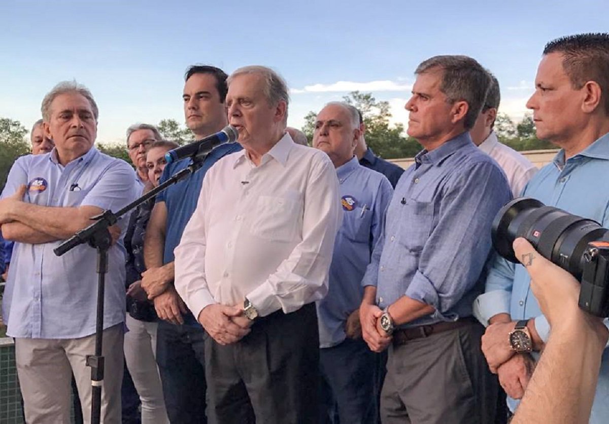 O lançamento da pré-candidatura do PSDB ao cargo de governador do Ceará foi marcado pela "solidão política" de Tasso Jereissati. Aquele que já foi um dos políticos mais influentes do Ceará, lamentou ontem, em seu discurso de lançamento da candidatura do General Guilherme Theophilo, seu isolamento. “Eu, na minha vida política desde 1986, nunca estive tão só". O candidato ao governo, General Guilherme Theophilo preferiu criticar a classe política ao justificar seu desconhecimento pelo povo do Ceará. "Eu não sou conhecido da classe política. E dessa classe eu prefiro não ser conhecido. Agora, da classe de bem, aí sim, esses aí eu gosto e estou junto”