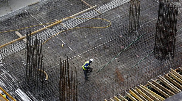 Sindicatos e empregadores alemães entraram em acordo para aprovarem uma alta de aproximadamente 6% nos salários de mais de 800 mil trabalhadores de construção, o maior acordo salarial fechado neste ano na maior economia da Europa